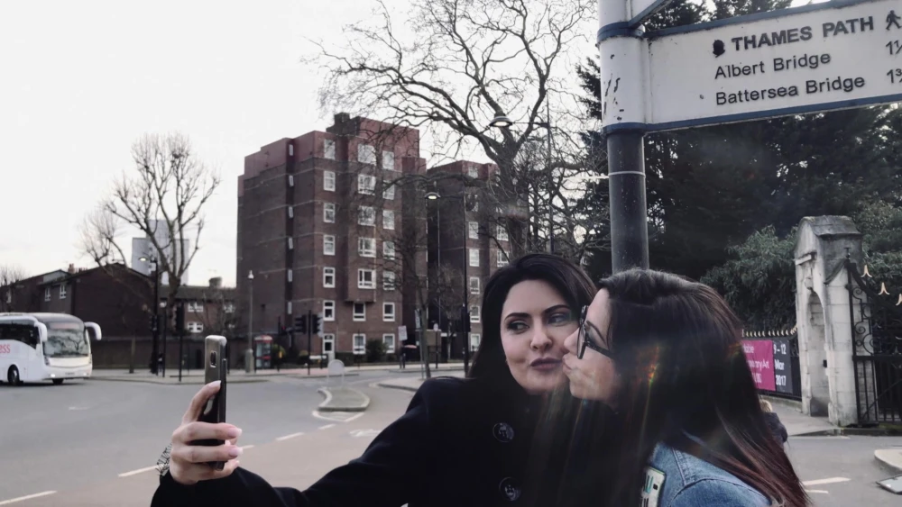 Brünette Lesbo-Füchsinnen ficken in geilen Strümpfen mit dem Dildo: Ansehen auf EroticOnly.DE